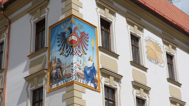 Olomouckou radnici opět zdobí sluneční hodiny z 19. století